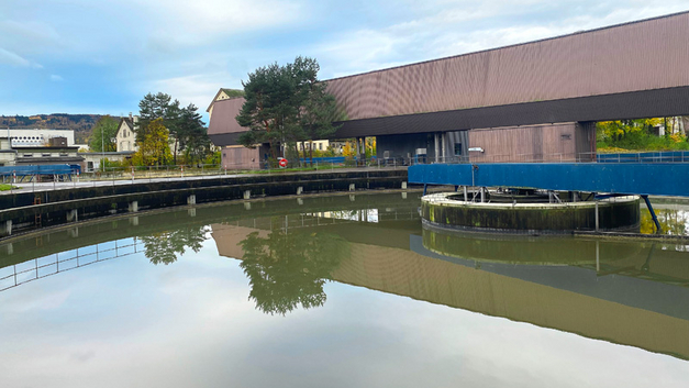 In einem der vier grossen runden Vorklärbecken fliesst das Wasser langsam und gleichmässig.